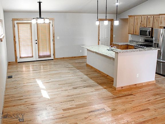 3rd image of 743 Yellowstone Ave