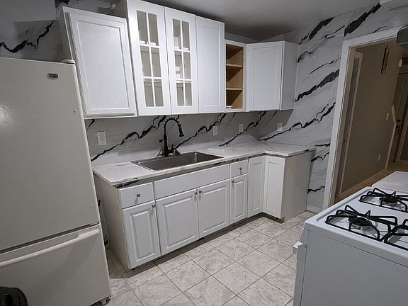 3rd image of 31 Lardner Ct