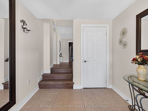 4th image of 423 Irwin St