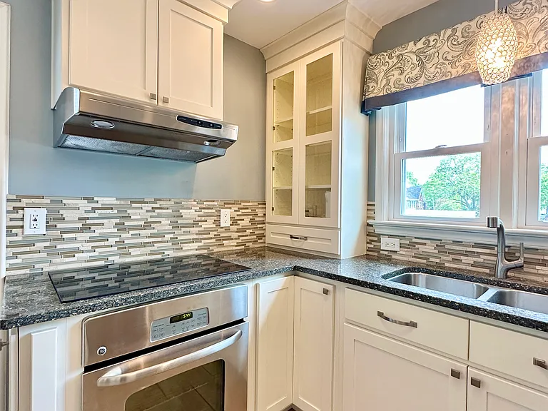 932 Robinson St — Photo 8