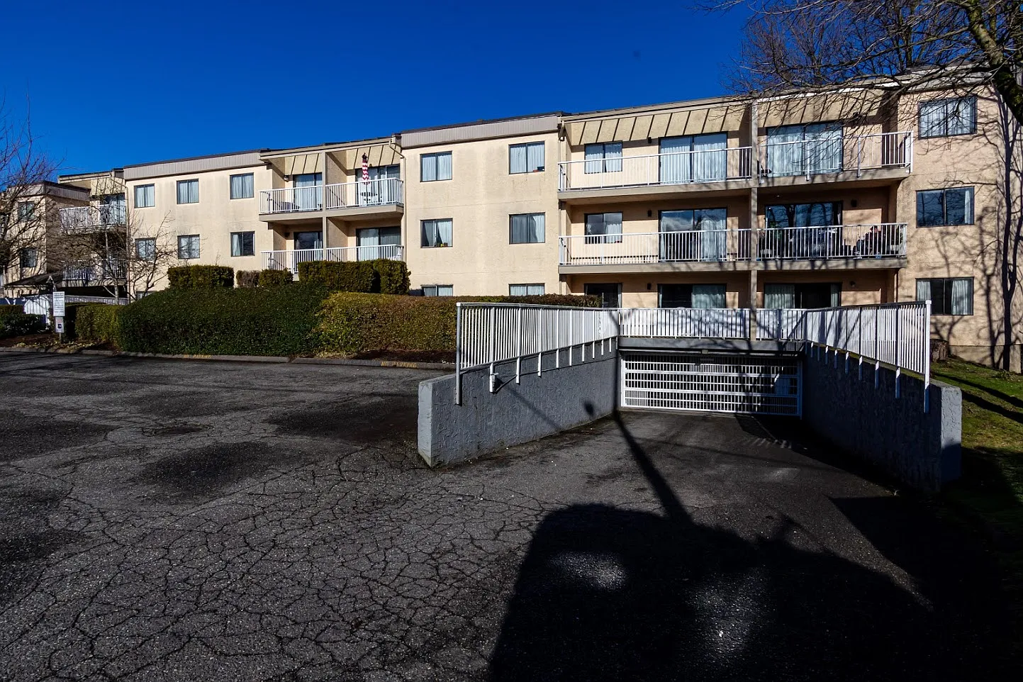 Sunridge Apartments — Photo 2