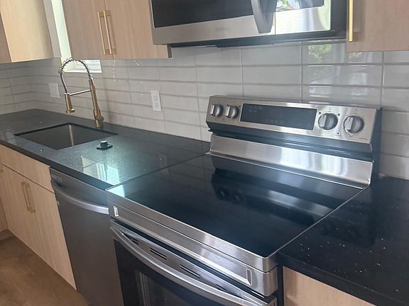 4th image of 2419 Rosewood Ave
