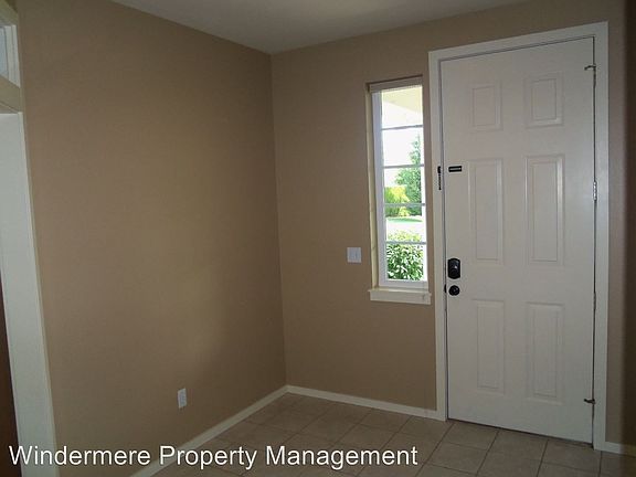 3rd image of 910 SE Creekside Dr