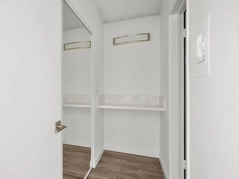 Encino Park West Apartments — Photo 19