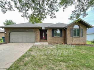 904 Fairway Ct, Nixa, MO 65714