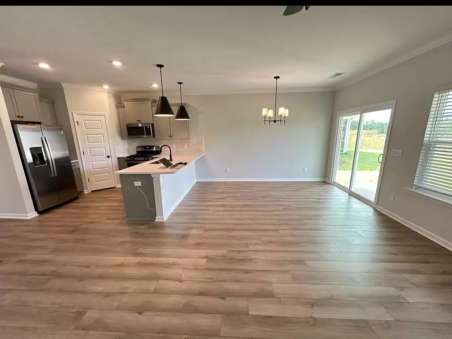 596 Ludlow Ln — Photo 4