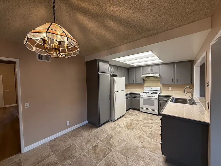 920 W Adams Ave — Photo 12