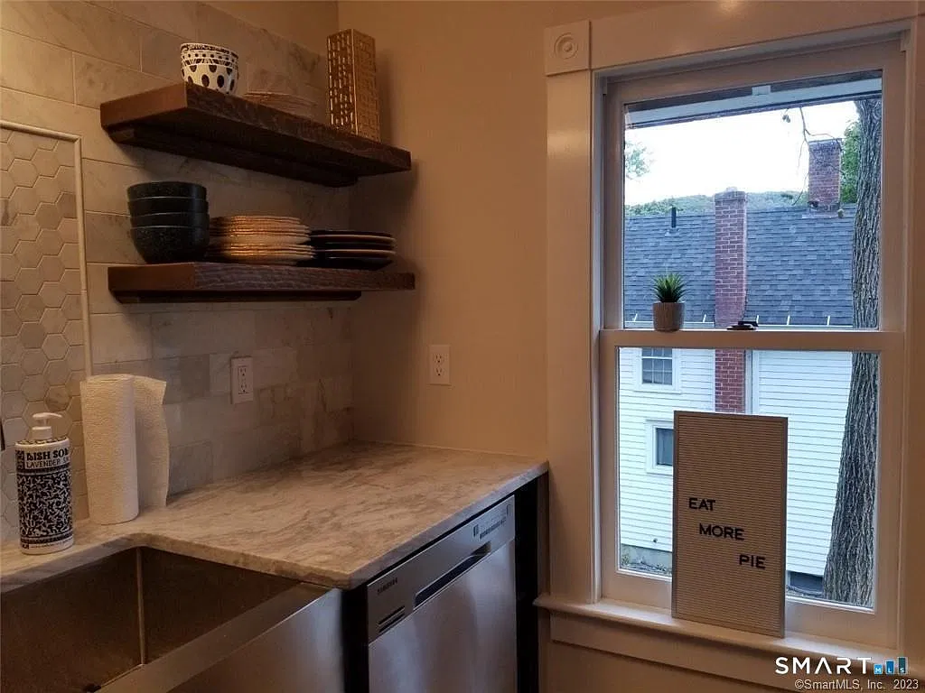 2 bed, 1.0 bath, 1814 sqft, $2,500 — Photo 4