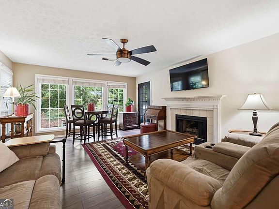 4th image of 515 Berkeley Woods Dr