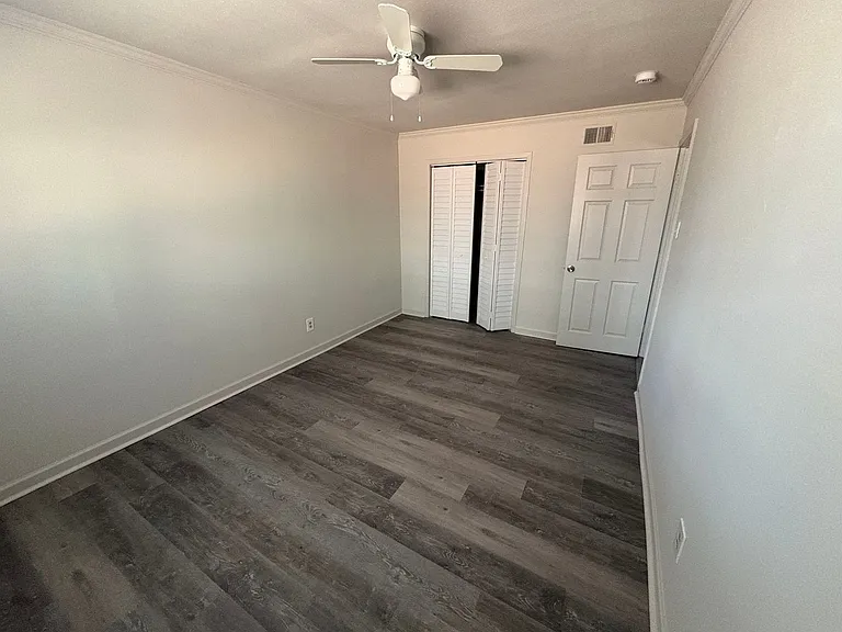 901 Park Ln — Photo 8