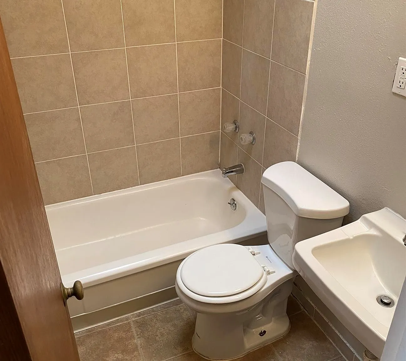 Corona Manor Apartments — Photo 4