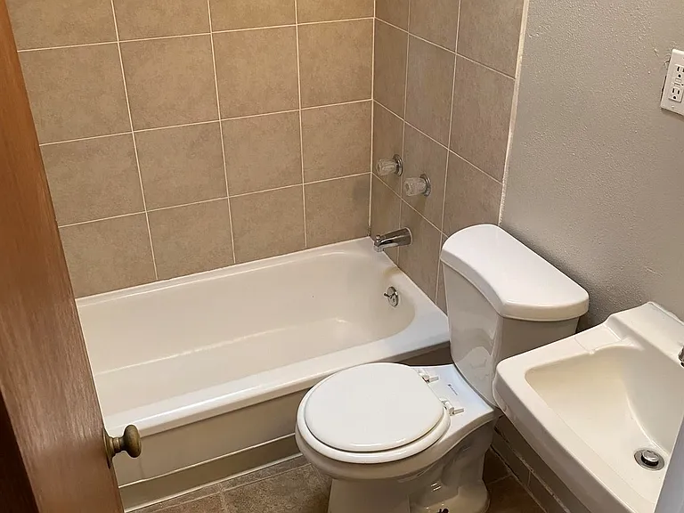 Corona Manor Apartments — Photo 4