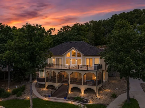 1348 Palisades Dr, Lake Ozark, MO 65049