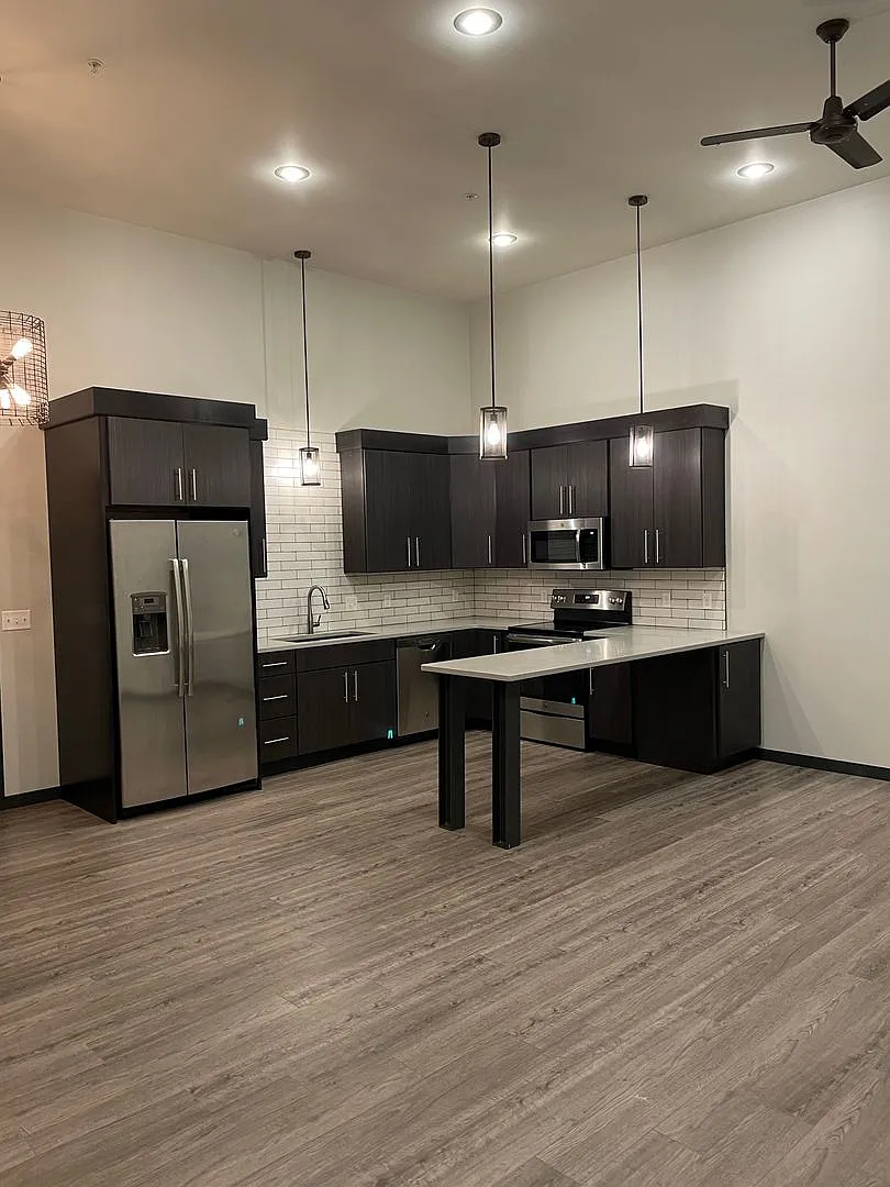 Clean lines. Modern updates. Great downtown location. — Photo 1