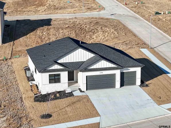 21706 Parkview Dr, Gretna, NE 68028