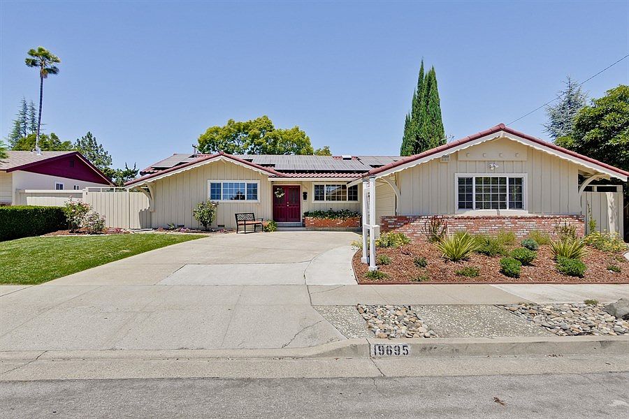 1st image of 19695 Merritt Dr
