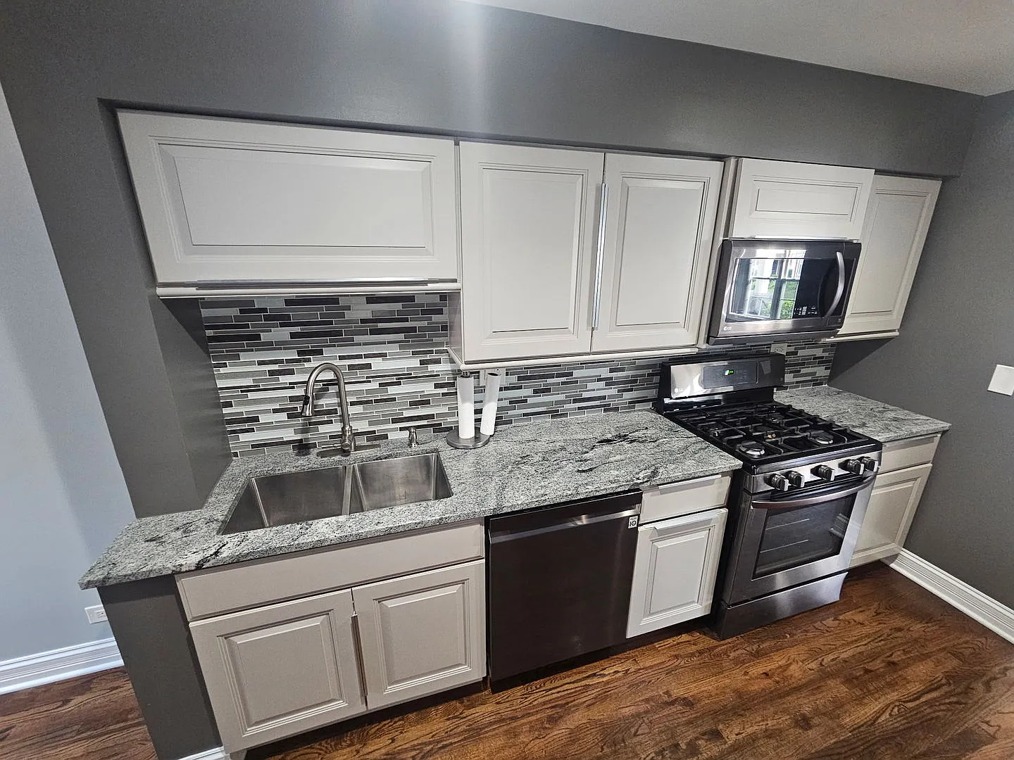3 bed, 2.5 bath, 1581 sqft, $2,700 — Photo 2