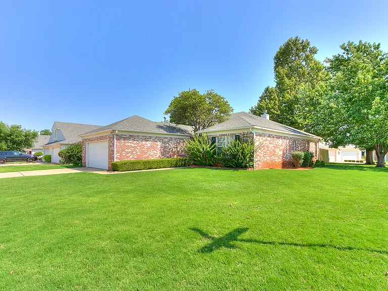 6439 Masons Dr — Photo 2
