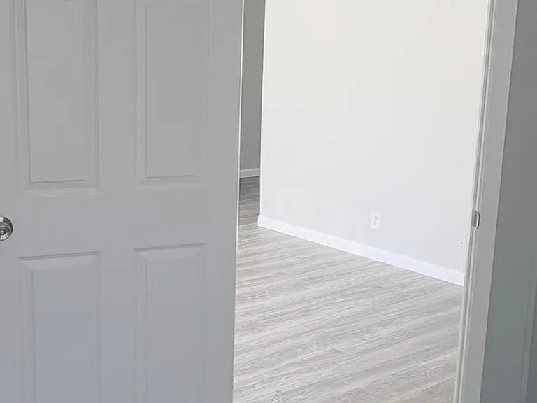 407 E Homan St — Photo 16