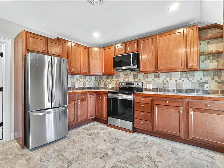 3 Waterbury St #2 — Photo 17