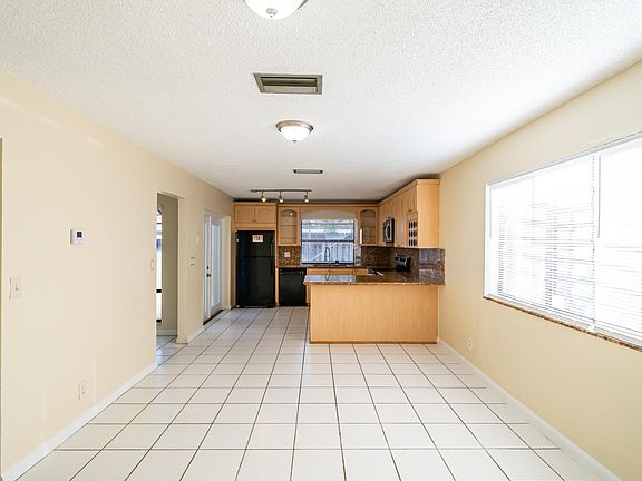 5th image of 6721 NW 44th Ct