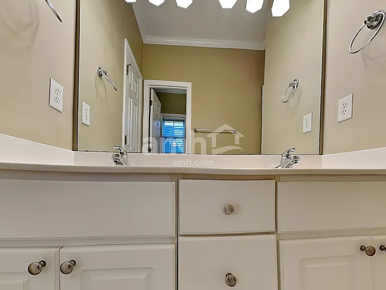 7904 Willow Croft Dr — Photo 13