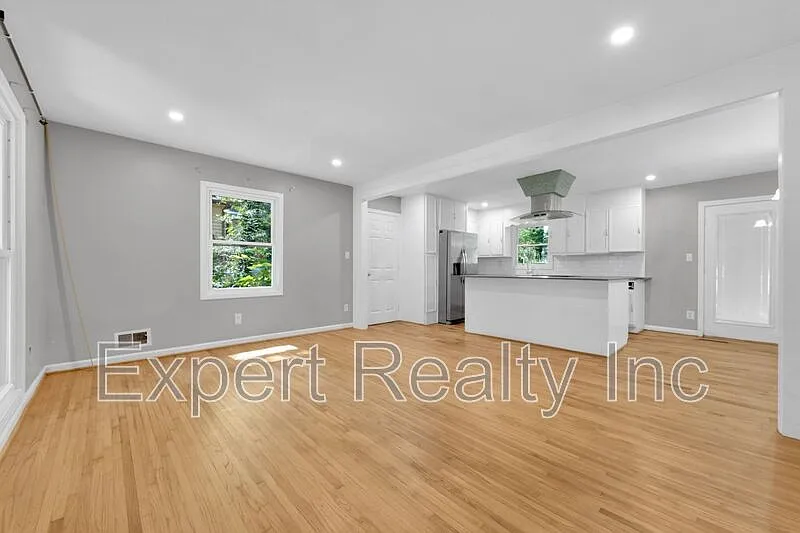 3 bed, 1.0 bath, 1100 sqft, $1,400 — Photo 2