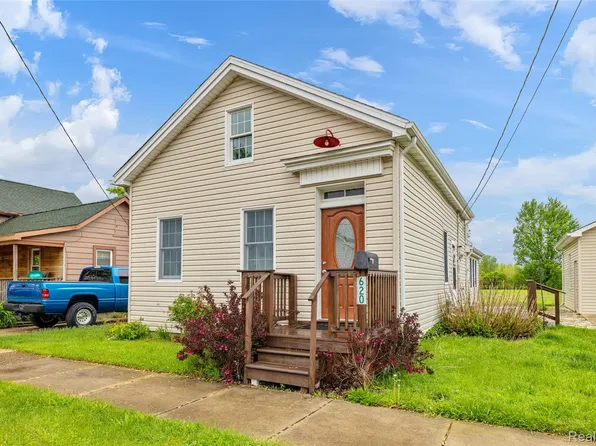 620 Robertson St, Marine City, MI 48039