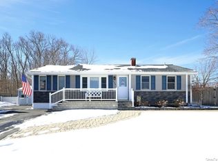348 Magnolia Dr, Selden, NY 11784