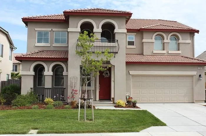 215 Whitman Ct — Photo 2