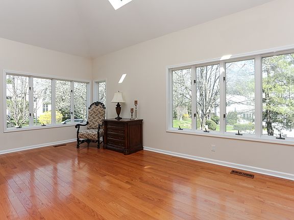 3rd image of 18 Avondale Ct