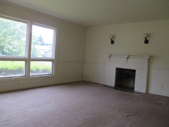 3rd image of 2700 Cresland Dr