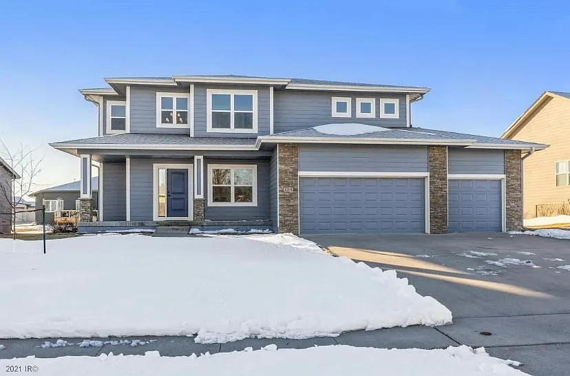 4 bed, 2.5 bath, 2305 sqft, $2,995 — Photo 1