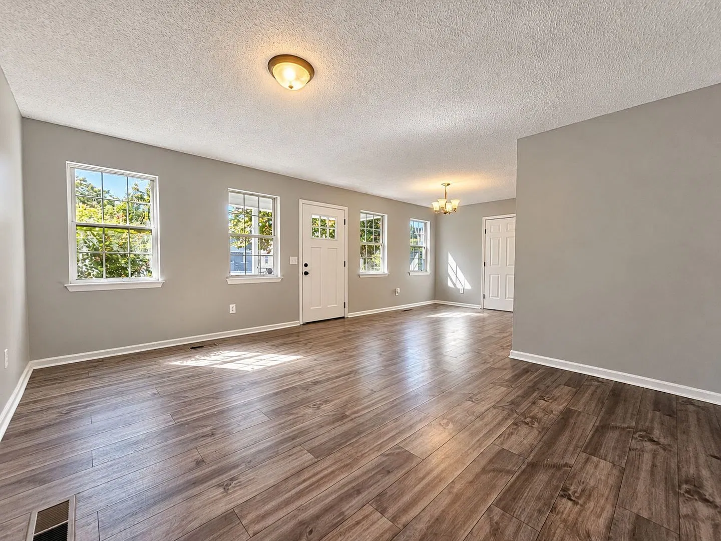 3 bed, 1.5 bath, 1032 sqft, $1,795 — Photo 2