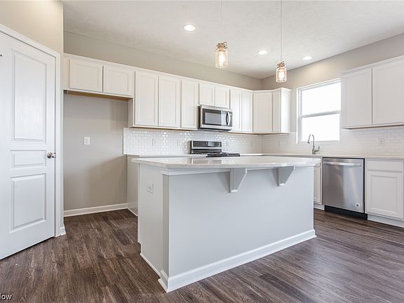 5th image of 156 Country Meadow Ln