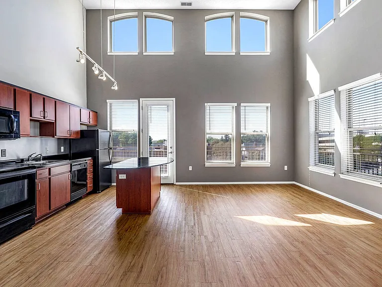 Uptown Lake Apartments — Photo 48