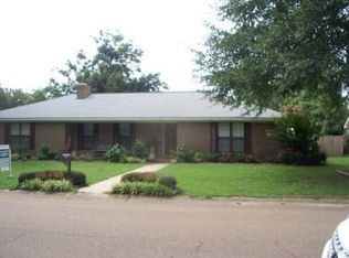676 Cooley Ave, Grenada, MS 38901