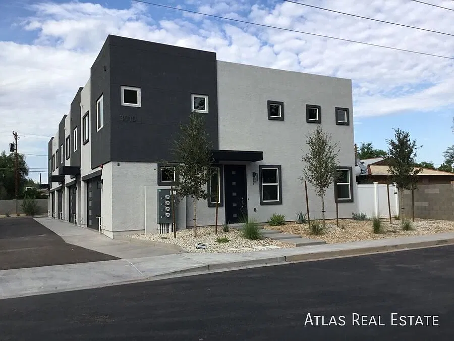 Urban Style 3 Bedroom 2 Bathroom Townhome — Photo 1