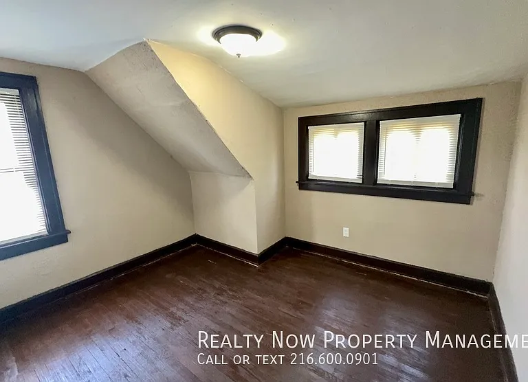 11100 Lincoln Ave — Photo 2