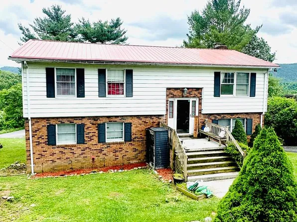 684 Star St, Pounding Mill, VA 24637