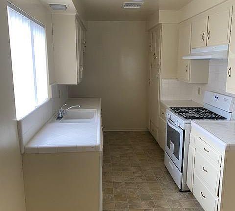 5th image of 25 N El Molino St #C