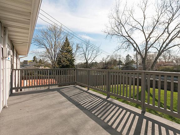 Deck off kitchen/dining