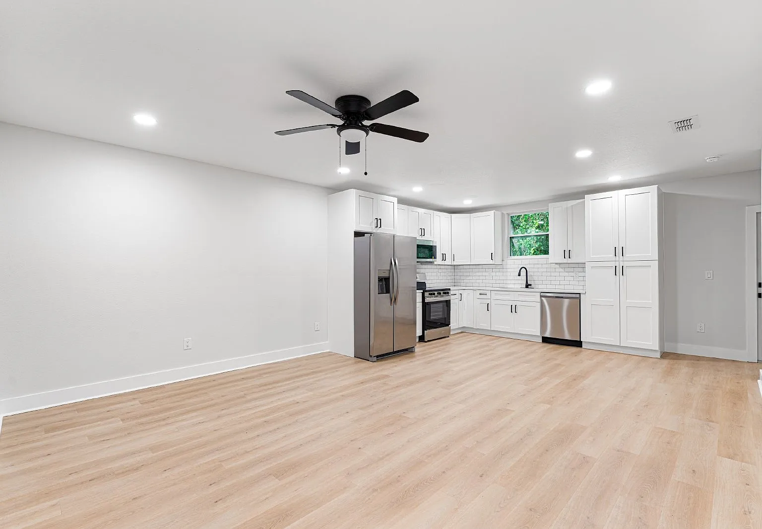 4 bed, 2.0 bath, 1366 sqft, $1,900 — Photo 2