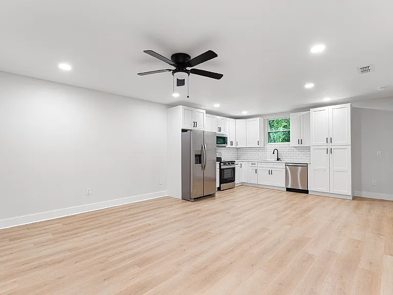 685 Childs Ave — Photo 2
