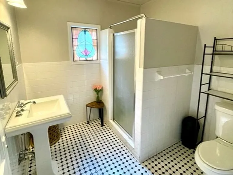 1125 W Matthews Ave — Photo 5