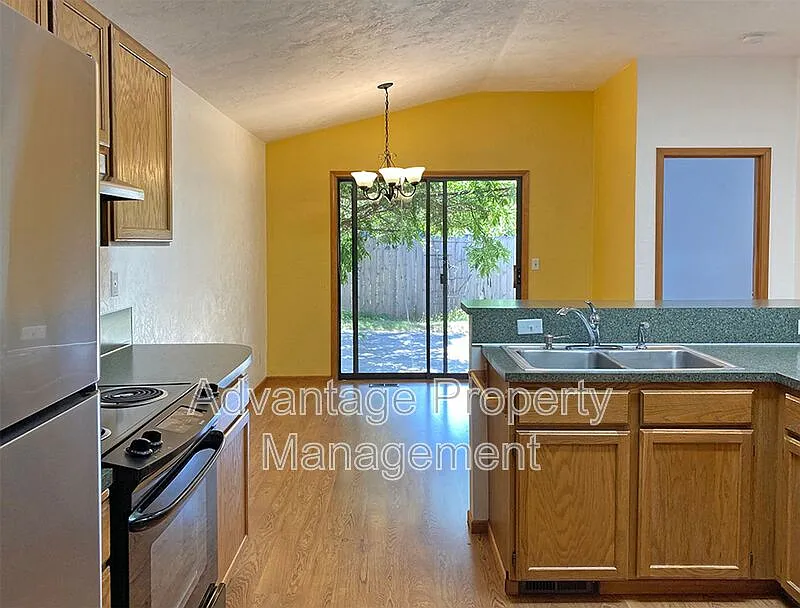 2 bed, 2.0 bath, 1217 sqft, $2,350 — Photo 2