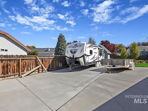 4th image of 406 Woodland Ct