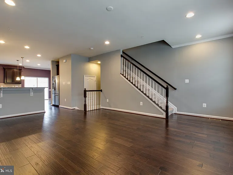 1314 Hawthorn Dr — Photo 9