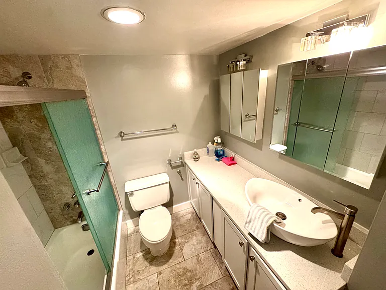 Primary en suite full bathroom