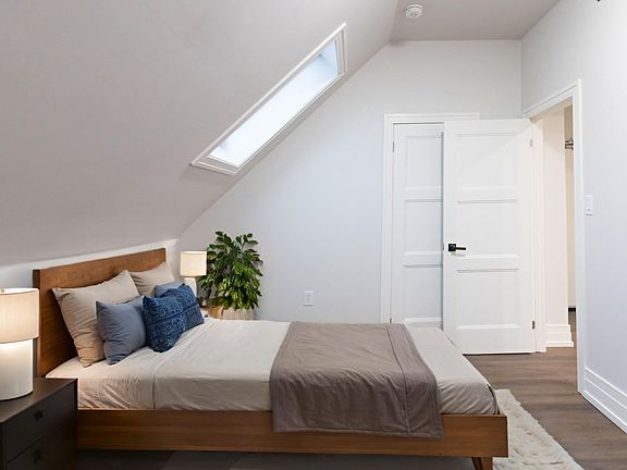 5th image of 52 Charlton Ave W #6